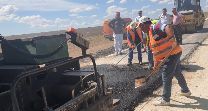 Drumul județean Coroana – Albești a intrat în ultima fază de lucrări