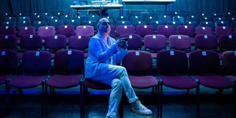 Răzvan Mazilu: „arta ne emoționează și ne aduce împreună, așa, ca la biserică, unde rugăciunea are o putere mult mai mare dacă este rostită de cât mai mulți oameni, în același timp…”