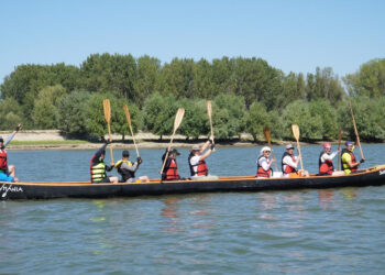 O SUTĂ DE VÂSLAȘI au plecat, cu bărcile, din Tulcea, spre satul natal al lui Ivan Patzaichin, Mila 23