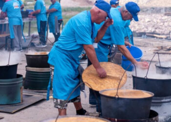 Foc sub ceaune! Festivalul Borșului Lipovenesc de Jurilovca, în plină desfășurare