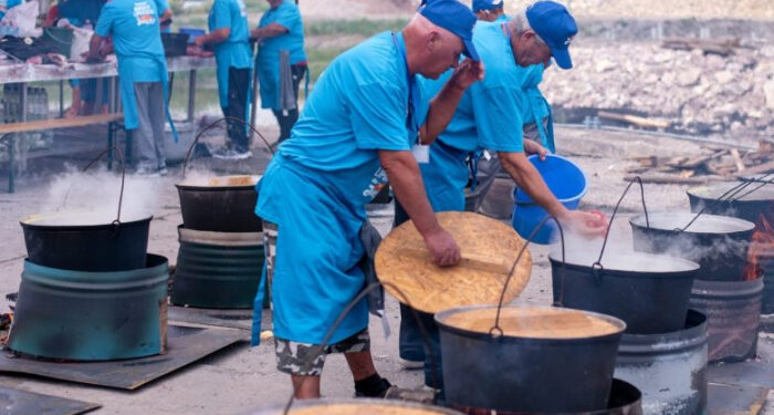 Foc sub ceaune! Festivalul Borșului Lipovenesc de Jurilovca, în plină desfășurare
