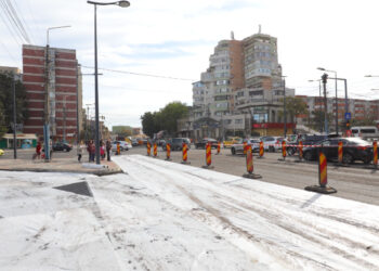 Se asfaltează, ÎN SFÂRȘIT, intersecția Casa de Cultură, așadar sunt restricții de circulație care nu vor bucura pe nimeni