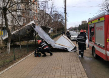 Furtună peste Constanța: Copaci prăbușiți și acoperișuri luate pe sus în primele ore ale dezlănțuirii stihiilor