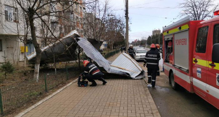 Furtună peste Constanța: Copaci prăbușiți și acoperișuri luate pe sus în primele ore ale dezlănțuirii stihiilor