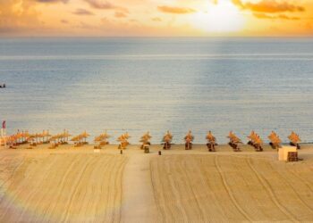 Revelionul la malul mării, o alternativă la tradiționala aglomerație montană