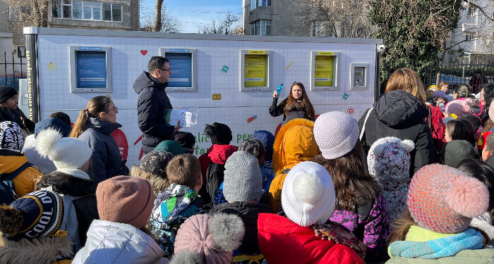 POLARIS a invitat elevii școlii 8 din Constanța la concurs: “10 cu Felicitări pentru colectarea separată”