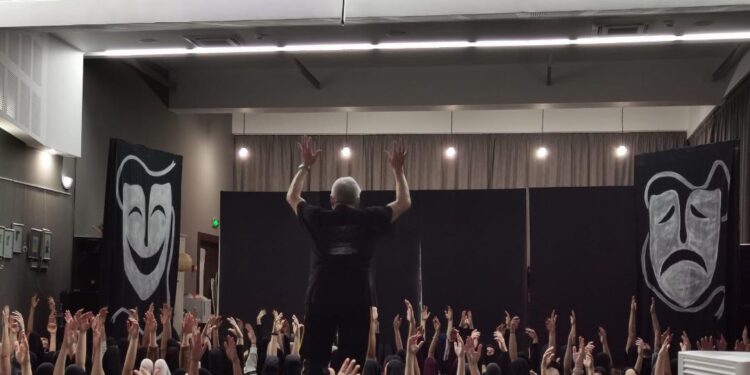 Artist de talie mondială: căminul e la Paris, inima e de român și pe tălpi are harta lumii