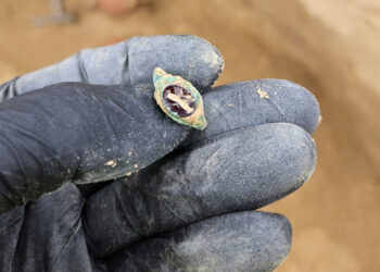 Arheologi constănțeni au descoperit, de Sf. Valentin, un superb inel din bronz cu gemă din carneol