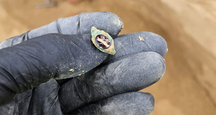 Arheologi constănțeni au descoperit, de Sf. Valentin, un superb inel din bronz cu gemă din carneol