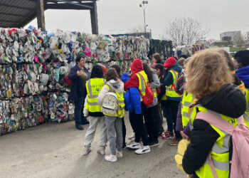 Un grup de elevi de la Liceul Lucian Blaga din Constanța, în vizită la stația de sortare și recicalre a deșeurilor