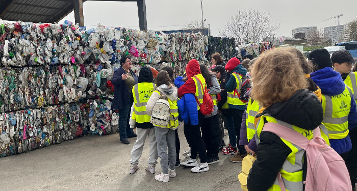 Un grup de elevi de la Liceul Lucian Blaga din Constanța, în vizită la stația de sortare și recicalre a deșeurilor
