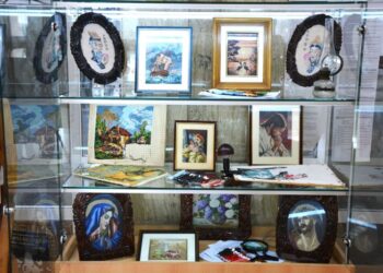 ARTA GOBLENULUI: Expoziție de “pictură” cu acul, la Biblioteca Județeană Constanța