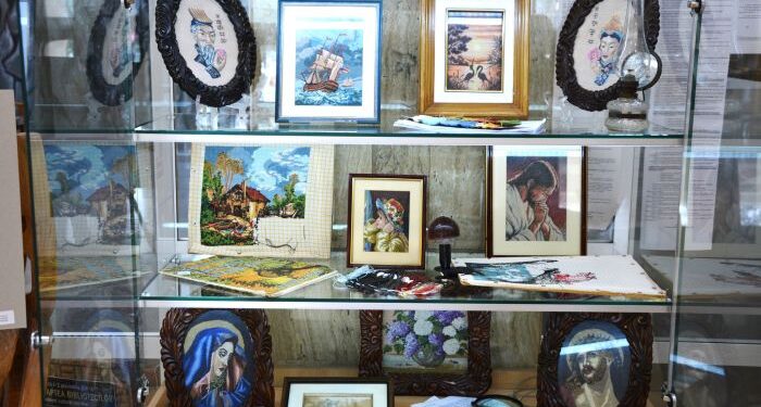 ARTA GOBLENULUI: Expoziție de “pictură” cu acul, la Biblioteca Județeană Constanța