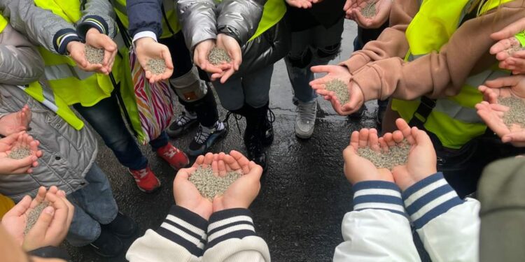 Împreună pentru un viitor mai verde: Elevii școlilor nr.8 și nr.30 din Constanța au vizitat stația Polaris de sortare și reciclare a deșeurilor