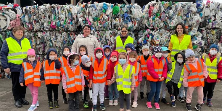 Preșcolarii de la Grădinița nr. 6, în vizită la stația Polaris de sortare și reciclare a deșeurilor