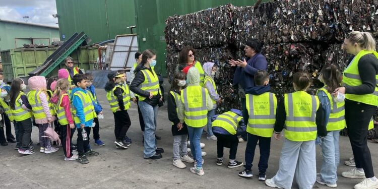 Educație ecologică la stația Polaris de sortare a deșeurilor, cu elevii de la Școala nr.16 Constanța