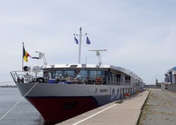 Nava fluvială de pasageri Maxima I, escală în portul Constanța