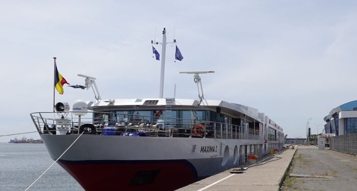 Nava fluvială de pasageri Maxima I, escală în portul Constanța