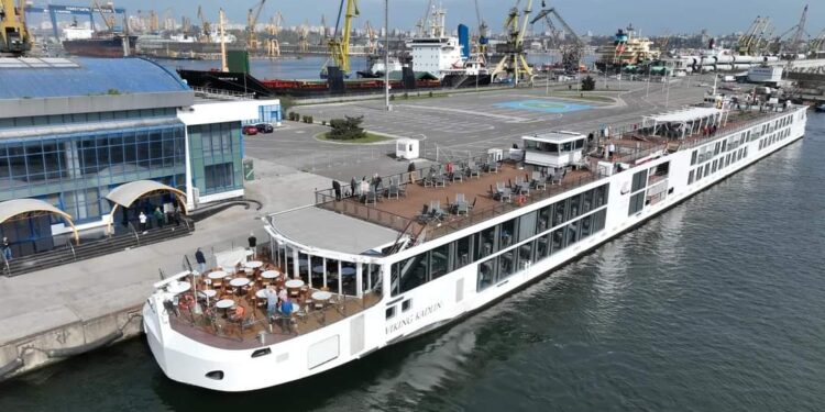 Peste 300 turiști străini, sosiți cu navele de croazieră la Constanța