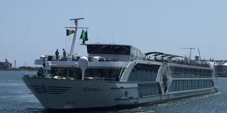 Peste 200 turiști americani, canadieni și australieni fac escală în portul Constanța