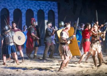 VULTURII CARPAȚILOR susțin o nouă lecție de ISTORIE PE VIU, la poarta Cetății Tropaeum Traiani din Adamclisi