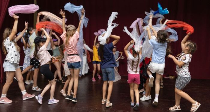 Peste 100 copii din Negru Vodă au participat la primul laborator mobil de arte performative