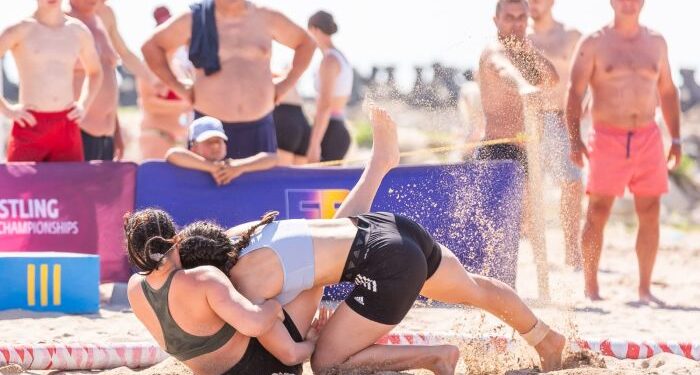 Luptătorii de la CSM Constanța participă la Campionatul European de lupte pe plajă!