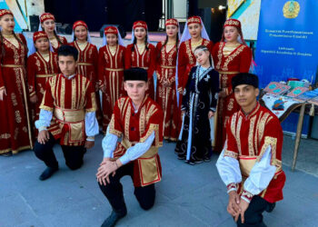 Ansamblurile de dansuri tradiționale tătărești „Qarasu” și „Qanara”, pe scenă la Festivalul Filmului Kazah