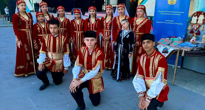 Ansamblurile de dansuri tradiționale tătărești „Qarasu” și „Qanara”, pe scenă la Festivalul Filmului Kazah