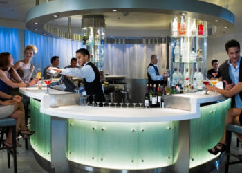 Stargate Crewing recrutează ospătari, bucătari, hostess sau cameriste