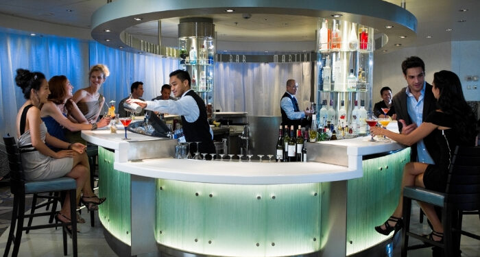 Stargate Crewing recrutează ospătari, bucătari, hostess sau cameriste