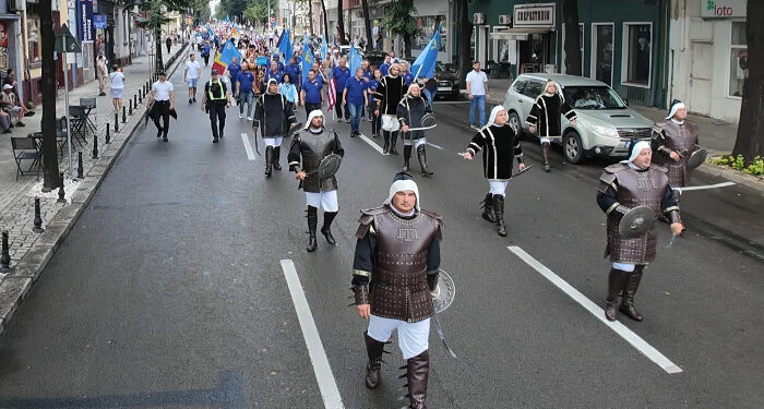 Spectacol de muzică și dansuri tradiționale cu ansambluri din șase țări, organizat de UDTTMR, la Centrul Jean Constantin