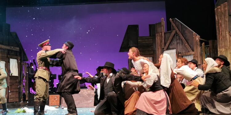 Teatru-feerie sau cum am văzut „Scripcarul pe acoperiș”, prin ochii lui Erwin Şimşensohn