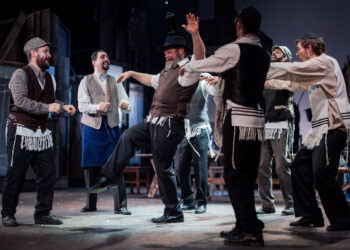 Celebrul musical „SCRIPCARUL PE ACOPERIȘ”, în regia lui Erwin Șimșensohn, în SEAS 2024