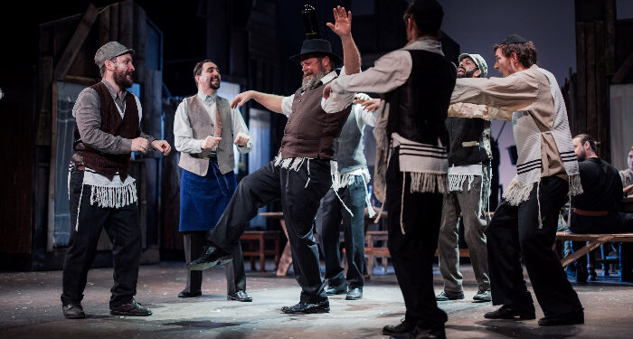 Celebrul musical „SCRIPCARUL PE ACOPERIȘ”, în regia lui Erwin Șimșensohn, în SEAS 2024