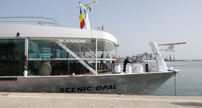 Nava fluvială Scenic Opal a adus la Constanța 140 turiști străini