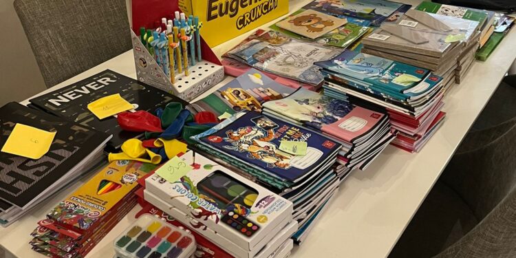 Rechizite la început de an școlar, pentru copiii cu autism de la S.U.I.T.A.