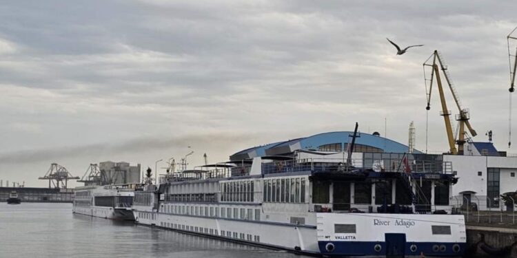 Peste 300 turiști, la bordul a două nave de croazieră sosite în portul Constanța