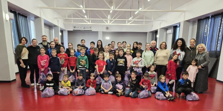 Cadouri de Crăciun pentru micii sportivi constănțeni, din partea Asociației Oportunități de Afaceri pentru Femei, Filiala Constanța