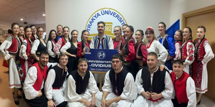 Ansamblul folcloric studențesc „Ovidius”, pe scena Festivalului Internațional de Dansuri Populare Balcanice din Edirne