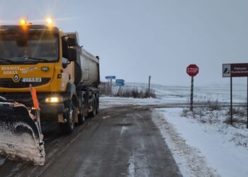 Echipele Drumuri Județene au intervenit pentru îndepărtarea zăpezii, cu 22 autoutilaje