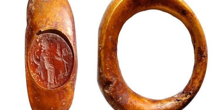 MINAC: Inel de aur gravat cu imaginea Fortunei, descoperit recent în necropola Tomisului