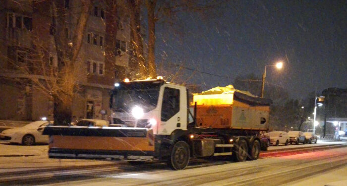 Utilajele Polaris au acționat pe străzile din Constanța în timpul nopții pentru deszăpezire