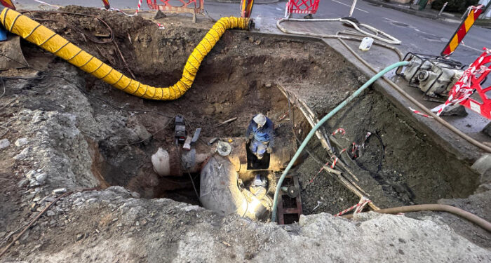 GALERIE FOTO RAJA: Echipele constructorului lucrează în ritm susținut, pentru golirea și decuplarea conductei vechi, montarea și fixarea noii instalați