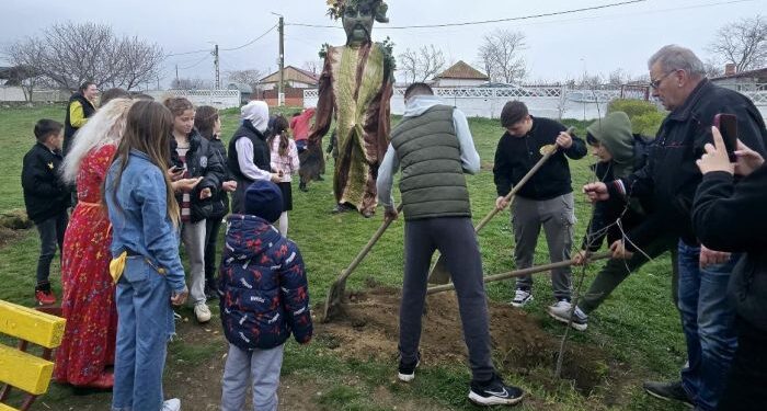 Membrii Clubului Rotary Cetatea Tomis au plantat 145 copaci la școlile din comuna Mihail Kogălniceanu