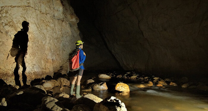 Mihail Kogălniceanu:  Peștera cu Apă de la Lacul Tașaul