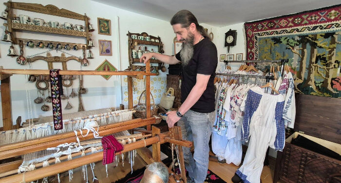 Patrimoniul Muzeului de Artă Populară Constanța, îmbogățit cu piese de port popular și țesături decorative