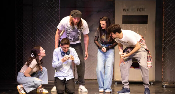 SEAS 2025: +14! AVIOANE DE HÂRTIE – poveste cu adolescenți, la Teatrul pentru Copii și Tineret „Căluțul de Mare” Constanța, joi, 31 iulie