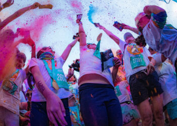 MAMAIA se colorează din nou! THE COLOR RUN revine pe litoral, pe 2 august