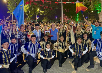 Ansamblul “Can Renkler” (UDTTMR Topraisar), la Festivalul Lumii Turcice de la Yalova (Turcia)